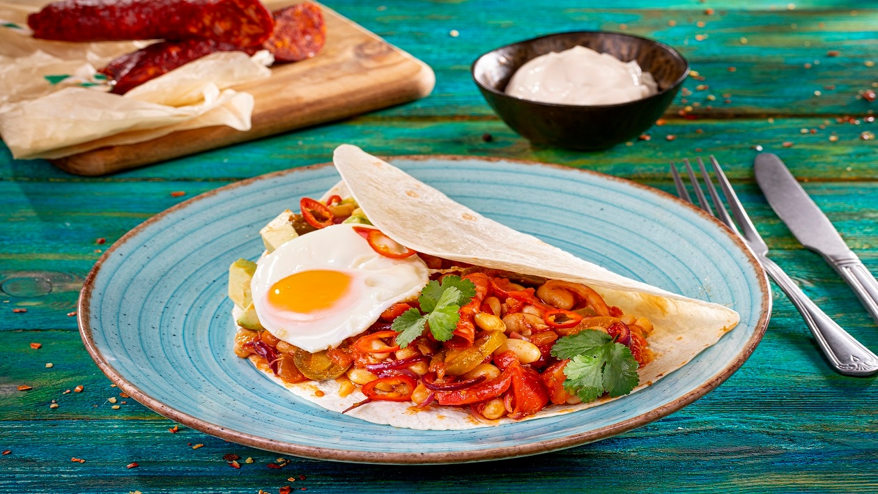 Tortilla z chorizo, fasolą, pomidorami, papryką, awokado i sadzonym jajkiem – - Przepis